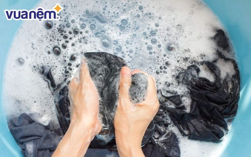 Không nên vò quá mạnh hay sử dụng bàn chải cứng cũng như vặn mền thật kiệt nước
