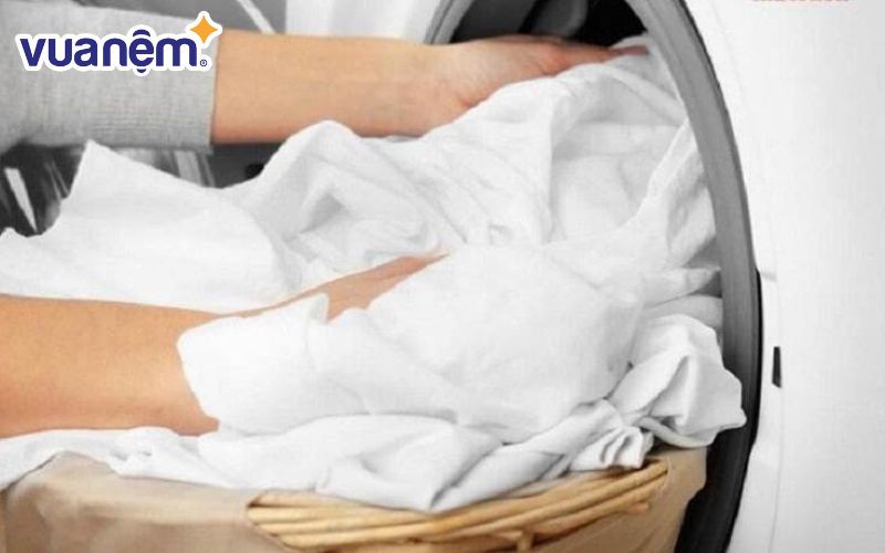 Nên giặt riêng từng bộ ga trải giường và không giặt chung với quần áo