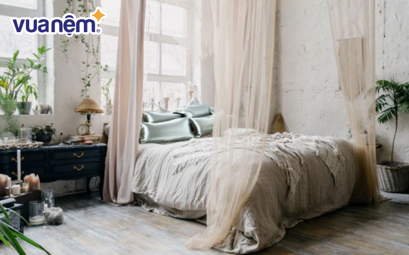 Lụa mềm mại, bóng mượt, mang đến cảm giác mát lạnh khi tiếp xúc