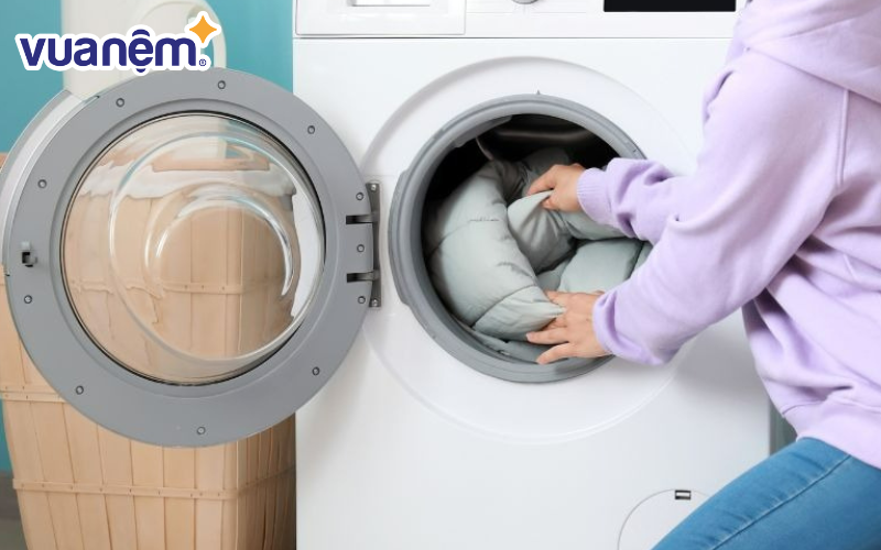 Không dùng chất tẩy rửa mạnh khi giặt chăn gối lông vũ