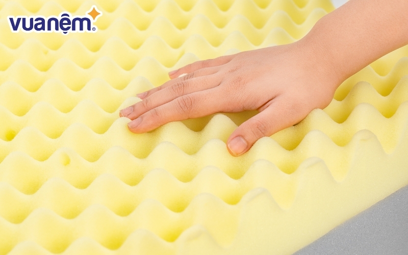 Nệm foam là một trong những lựa chọn cực kỳ phù hợp để bạn có thể trải nghiệm được một giấc ngủ êm ái