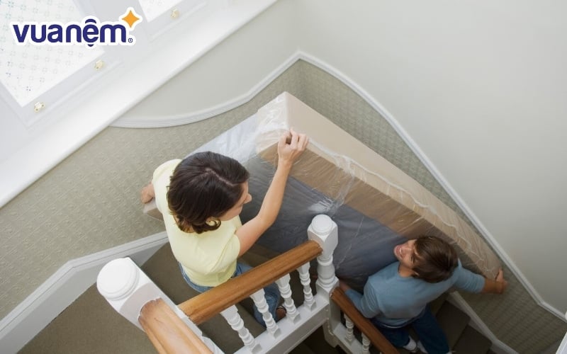 Do được làm từ cao su 100% thiên nhiên nệm cao su Liên Á khá nặng