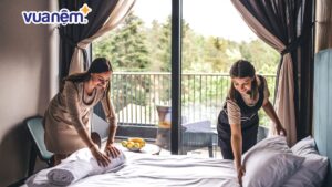 5 bước đơn giản giặt chăn ga khách sạn trắng sạch, bền màu