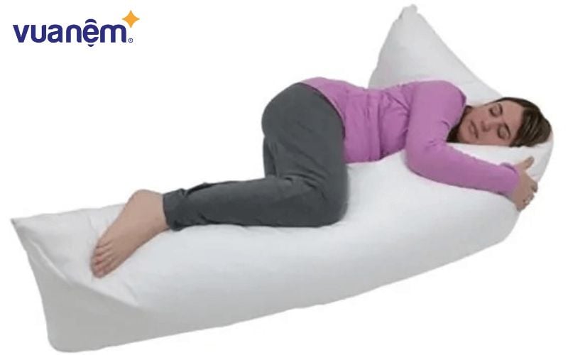 Gối ôm cho bà bầu loại nào tốt - Chiếc gối chữ J có kích thước khá nhỏ gọn