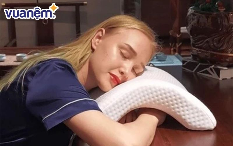 Sử dụng dòng gối chống tê tay cho dân văn phòng