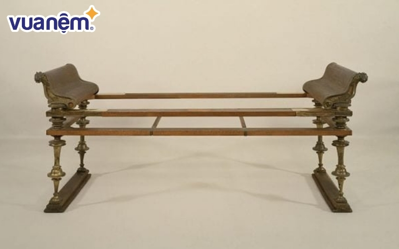 Bề mặt này được làm từ gỗ để bảo vệ người nằm khỏi sâu bệnh và rắn trên mặt đất