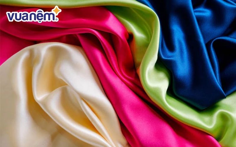 Vải lụa satin có bề mặt bóng mịn, mềm mại