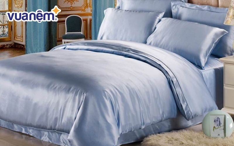 Drap giường lụa satin màu xanh da trời trong phòng ngủ giúp bạn bình tĩnh