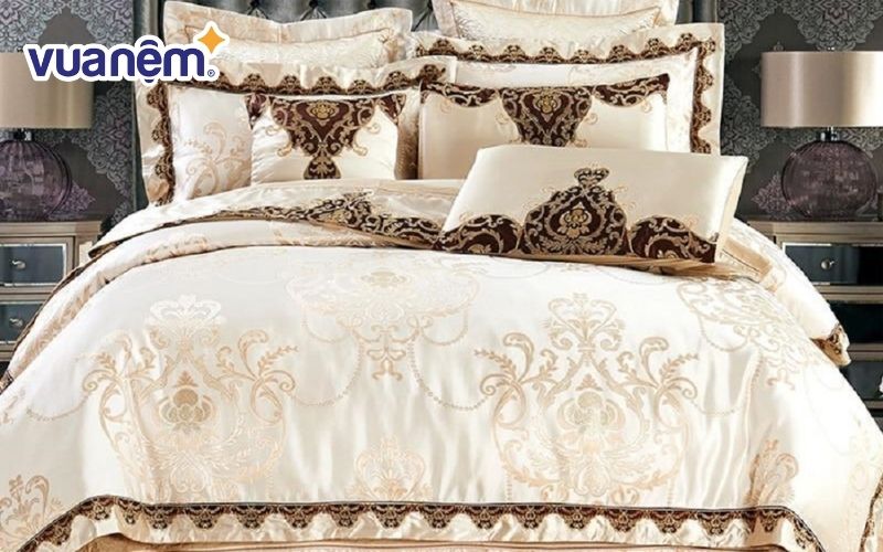 Drap chứa họa tiết hoa văn sang trọng mang phong cách cổ điển châu Âu