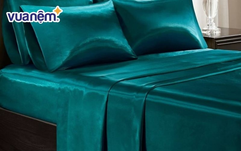 Drap giường lụa satin xanh cổ vịt mang đến vẻ đẹp trang nhã