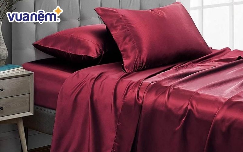Bộ drap giường này sở hữu tông màu đỏ lãng mạn và ngọt ngào