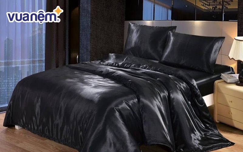 Bộ drap giường satin đen không chỉ mang lại vẻ đẹp đẳng cấp cho phòng ngủ