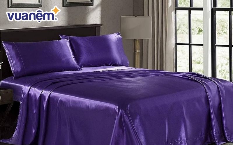 Bộ drap giường lụa satin màu tím đậm tạo ra cho phòng ngủ của bạn một sự thịnh vượng