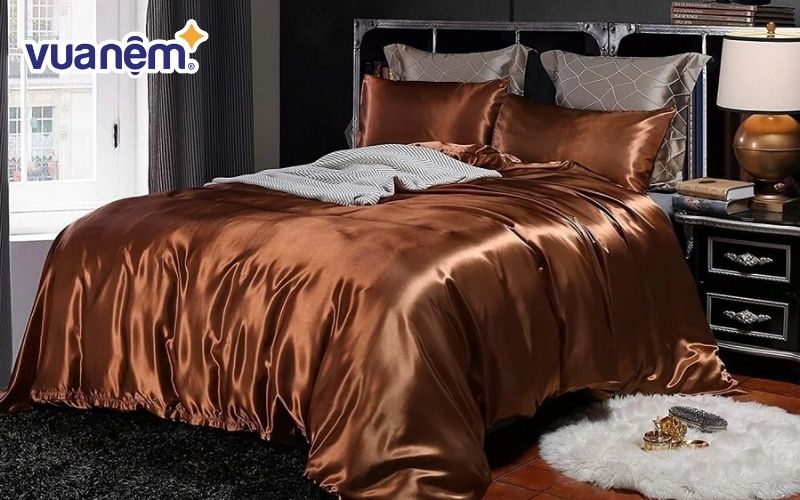 Drap giường lụa satin nâu trong phòng ngủ giúp tạo nên một bầu không khí thư giãn