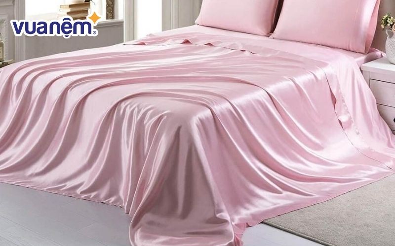 Drap giường lụa satin màu hồng giúp bạn dễ ngủ