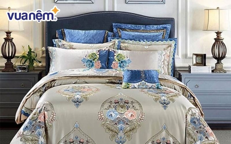 Bộ drap giường lụa satin có họa tiết cổ điển với màu xanh mát mắt