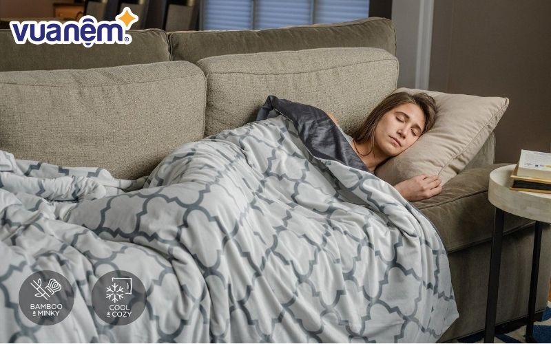 Những chiếc mền mỏng mùa hè cần phải có chất liệu thoáng khí, mềm mát, khả năng thấm hút mồ hôi tốt