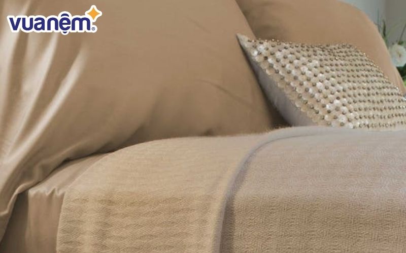 Điểm cộng của vải Viscose là đặc tính mềm mại, thoáng mát và có độ co giãn tốt.