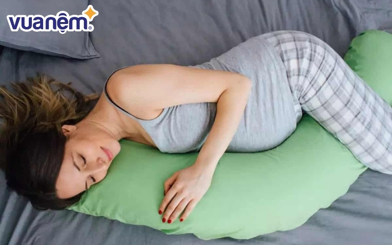 Rất nhiều bà mẹ đang mang thai chọn tư thế ngủ nghiêng để có được giấc ngủ ngon nhất