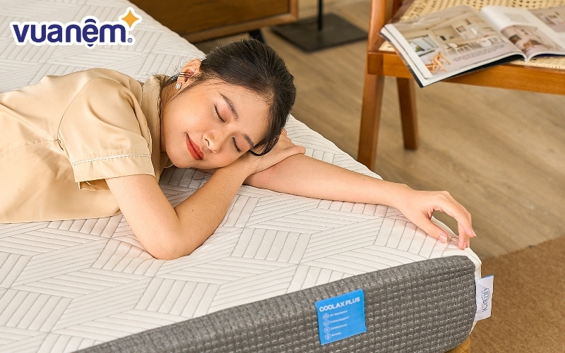 Yếu tố đầu tiên bạn cần biết đó chính là chọn một chiếc nệm có độ cứng vừa phải.