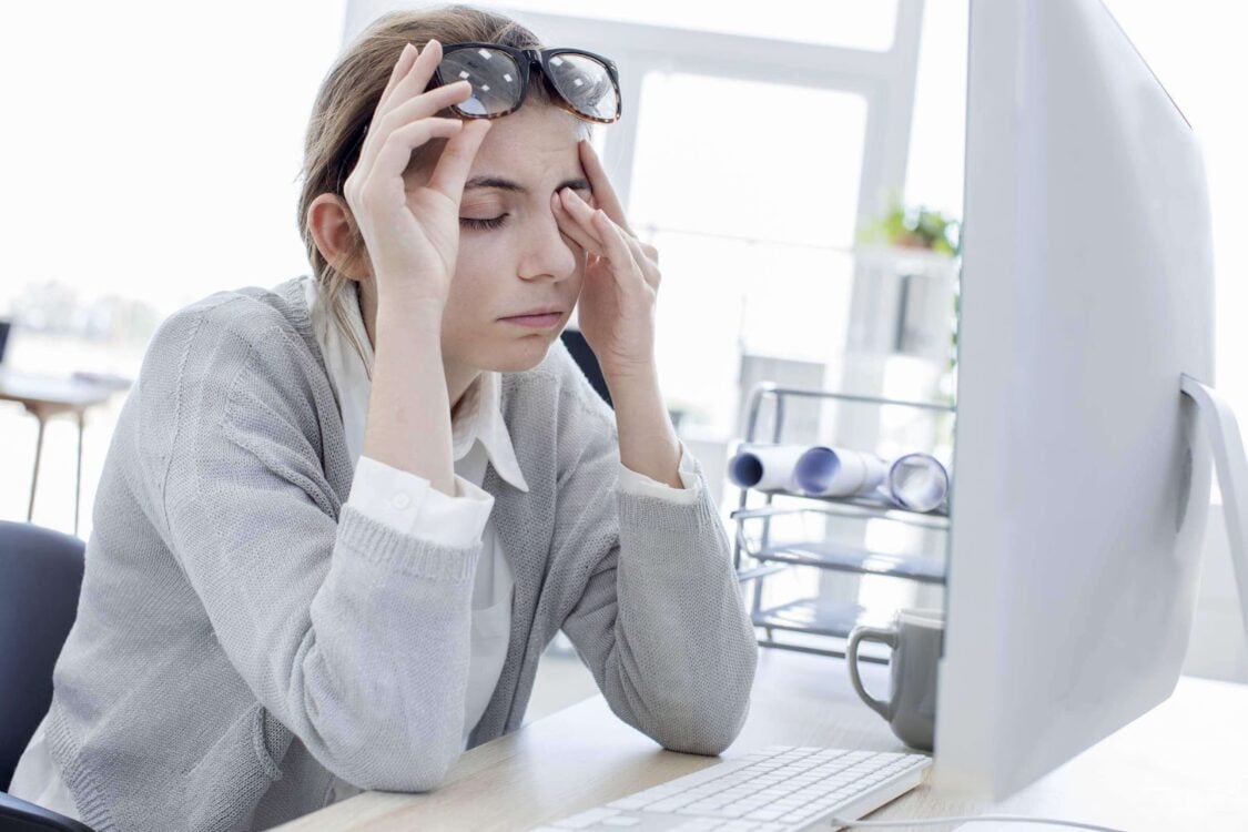 Đặc trưng của quán tính ngủ là việc khó thức giấc, giảm khả năng nhận thức, không linh hoạt vể thể chất và uể oải dai dẳng