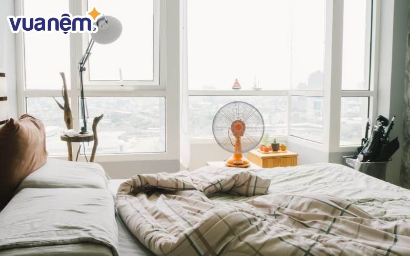 Mở quạt giúp phòng ngủ thoáng khí, lưu thông mát mẻ và dễ chịu hơn khi nằm ngủ.