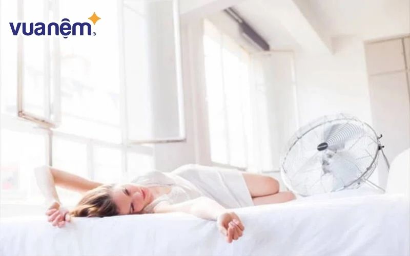 Nên để quạt ở cuối chân giường hoặc quay ngang cơ thể người nằm với khoảng cách là 2 mét.