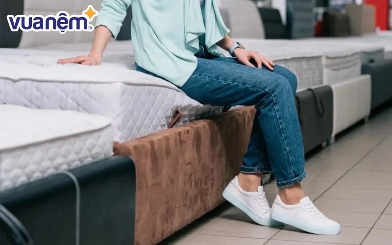 Để kiểm tra nệm nào tốt hơn, bạn nên nằm thử và tự mình cảm nhận.