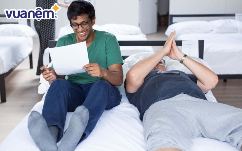 Trước khi có quyết định nên chọn nệm lò xo túi độc lập hay nệm lò xo liên kết, bạn nên trực tiếp nằm thử nệm