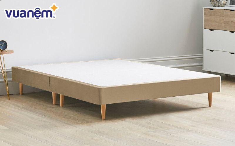 Tại nhiều khách sạn, nhà nghỉ cao cấp, Divan giường khách sạn được dùng đồng bộ với đệm lò xo, thay cho giường