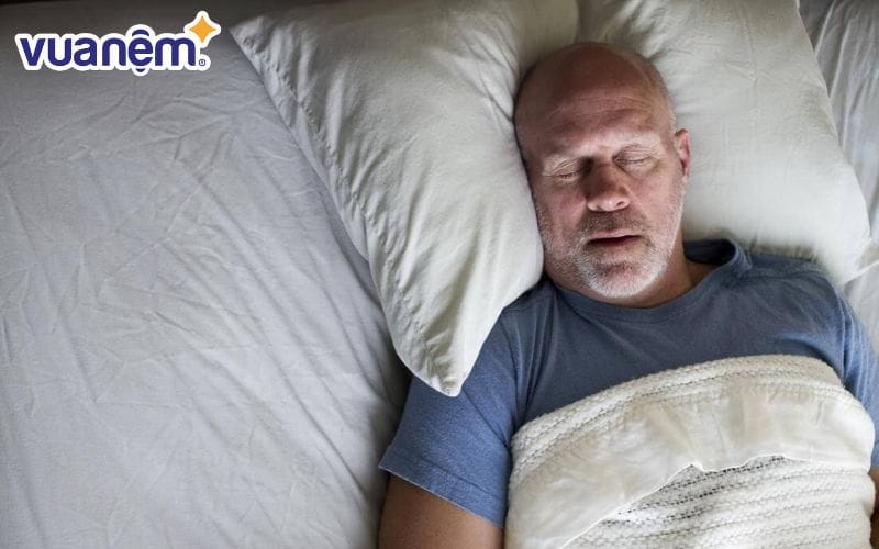 Tư thế nằm ngửa đặc biệt tốt đối với những người già mắc các bệnh có liên quan đến xương khớp