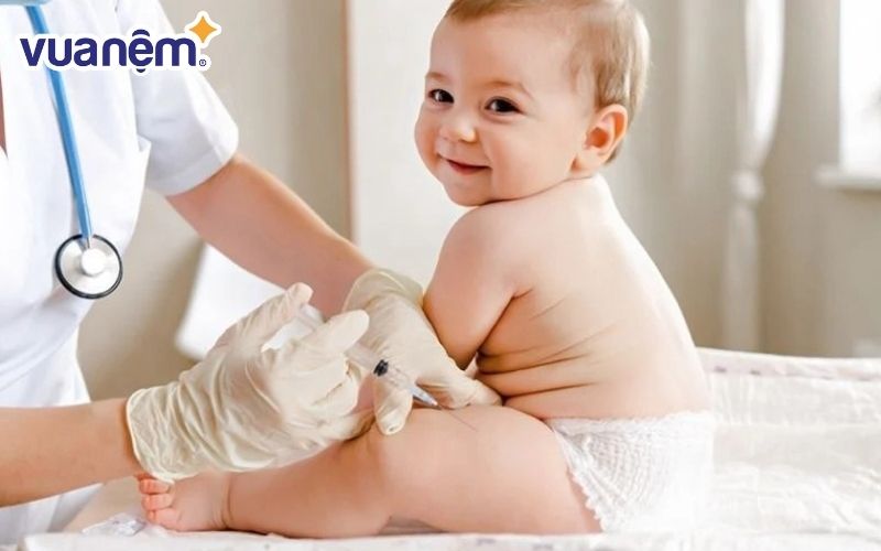 Cha mẹ cần đảm bảo con được tiêm chủng đầy đủ