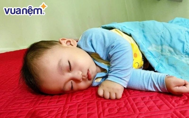 Nằm nghiêng là một trong những tư thế ngủ tốt nhất cho trẻ em