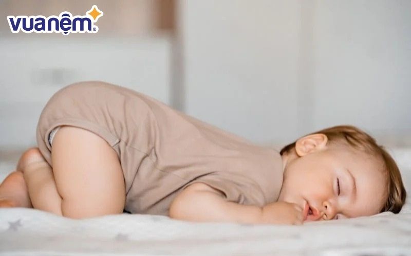 Nằm sấp giúp ngăn chặn tình trạng nôn trớ ở trẻ
