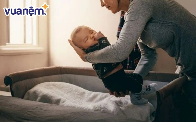 Cha mẹ có thể ngủ chung phòng với trẻ nhưng nên nằm riêng giường