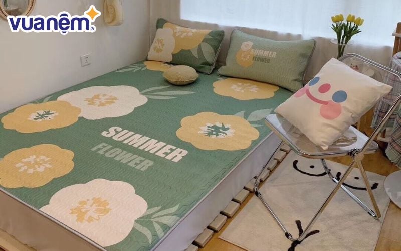 Chiếu có lớp vải mềm mượt, trơn bóng và thoáng mát, tạo cảm giác dễ chịu, thoải mái cho người nằm