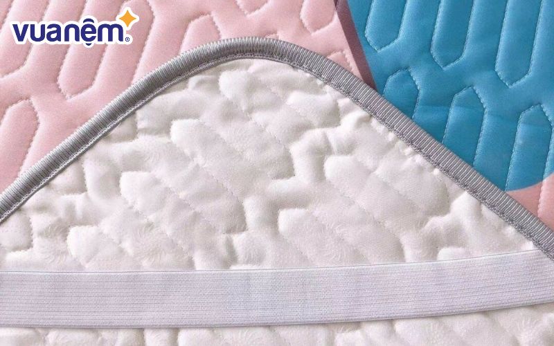 Do chiếu rất mềm và được thiết kế thông minh nên có thể dễ dàng gấp chiếu thành những tấm vuông vắn