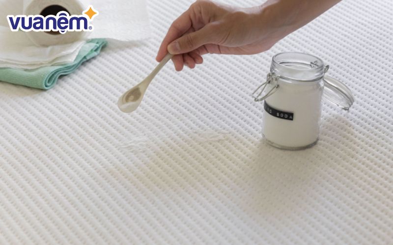 Rắc 1 lớp baking soda lên bề mặt nệm để hút ẩm và khử mùi khi vệ sinh nệm Liên Á
