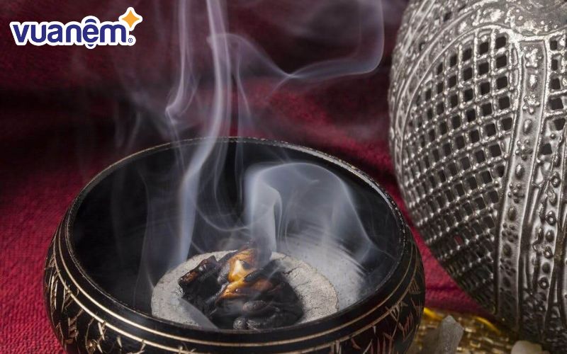 Cách xông nhà khi về nhà mới bằng trầm hương.