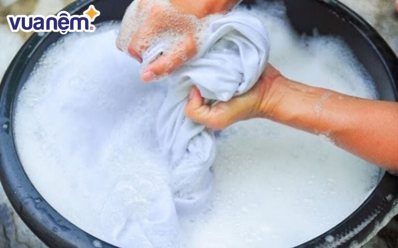 Vò nhẹ nhàng khi giặt chăn ga bằng tay