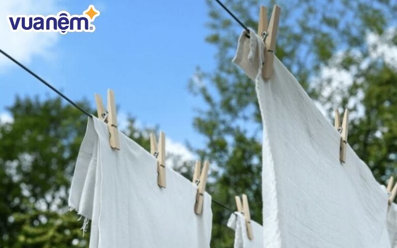 Chăn ga được làm ráo nước sẽ được mang đi phơi