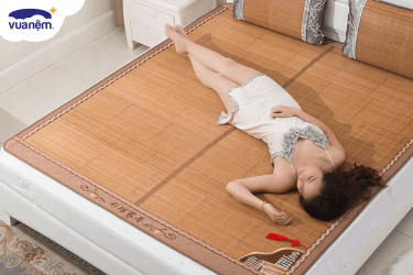 nên nằm nệm hay chiếu trúc