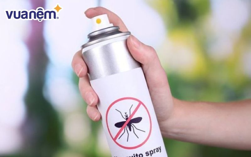 Sử dụng thuốc xịt côn trùng để trị rệp giường