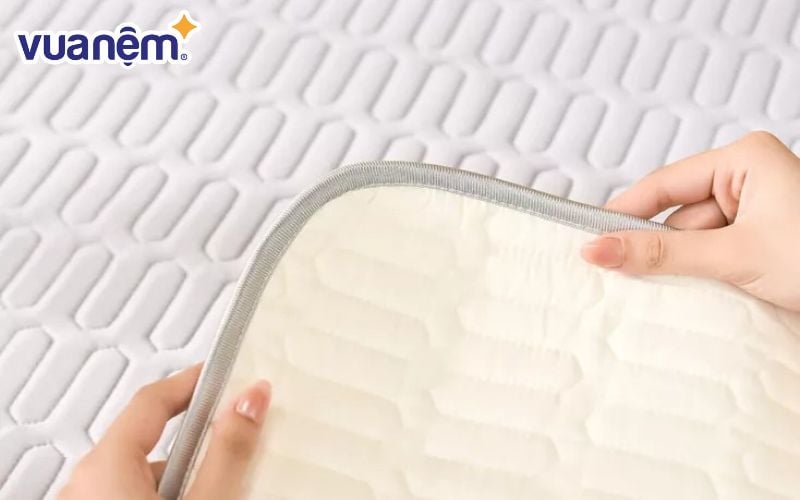 Lớp vải Cellulose có nguồn gốc từ thiên nhiên mang lại cảm giác mát mẻ, dễ chịu