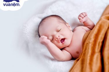 cách gấp khăn làm gối cho trẻ sơ sinh