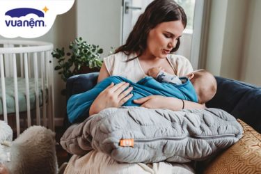có nên sử dụng gối cho bé bú
