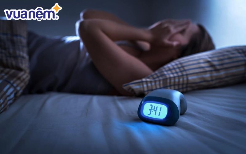 Mất ngủ, thức dậy giữa đêm do các vấn đề về tâm lý
