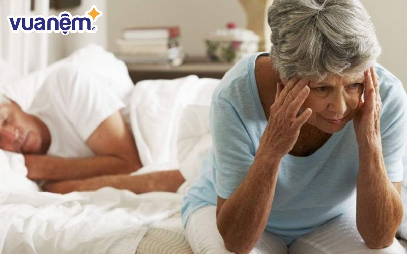 Người cao tuổi dễ bị mất ngủ, thức dậy giữa đêm