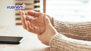 Tại sao ngủ dậy bị tê tay? Nguyên nhân và cách khắc phục