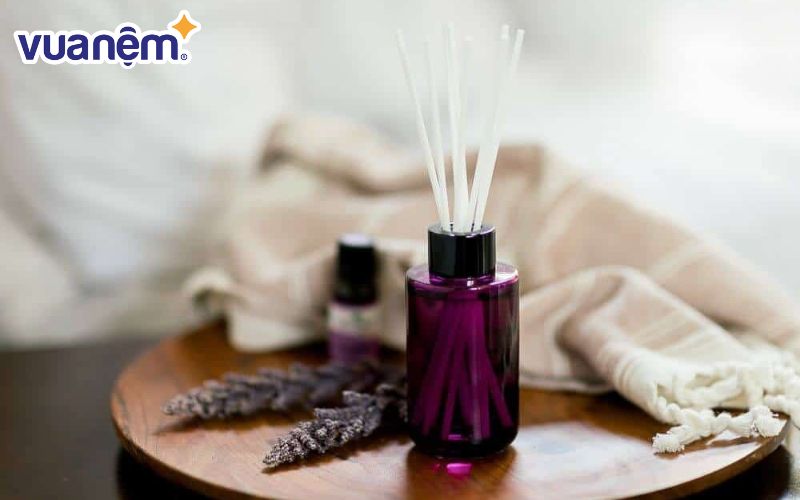Các loại nước xịt phòng hương hoa hoặc hương bạc hà cũng giúp loại bỏ khí uế mọi ngóc ngách trong căn phòng